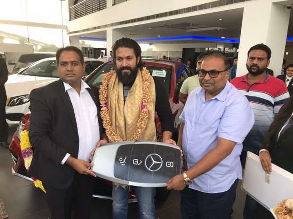 ರಾಕಿಂಗ್ ಸ್ಟಾರ್ ಯಶ್ ಬಳಿ ಯಾವೆಲ್ಲಾ ಐಷಾರಾಮಿ ಕಾರುಗಳಿವೆ ಗೊತ್ತಾ?