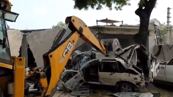 ಪುಡಿಪುಡಿಯಾದವು ಕುಖ್ಯಾತ ಗ್ಯಾಂಗ್ ಸ್ಟರ್ ಕಾರುಗಳು