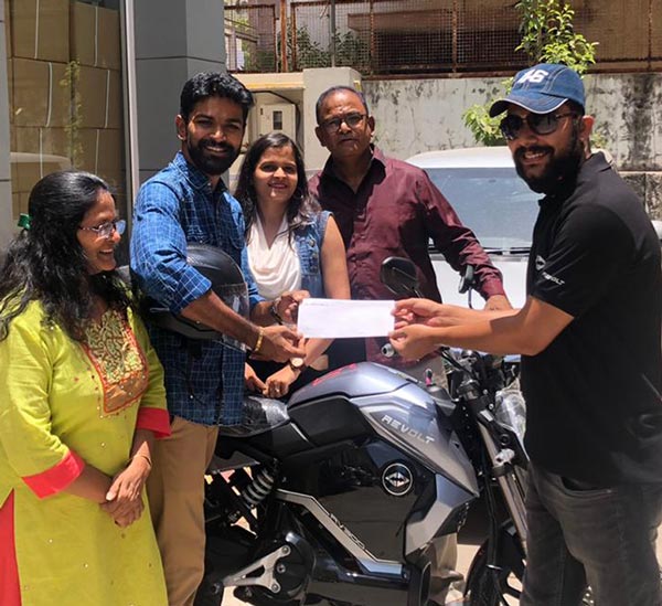 ಆರ್‌ವಿ300 ಮತ್ತು ಆರ್‌ವಿ400 ಎಲೆಕ್ಟ್ರಿಕ್ ಬೈಕುಗಳ ವಿತರಣೆ ಆರಂಭಿಸಿದ ರಿವೋಲ್ಟ್