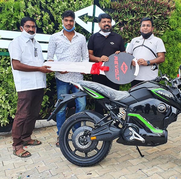 ಆರ್‌ವಿ300 ಮತ್ತು ಆರ್‌ವಿ400 ಎಲೆಕ್ಟ್ರಿಕ್ ಬೈಕುಗಳ ವಿತರಣೆ ಆರಂಭಿಸಿದ ರಿವೋಲ್ಟ್