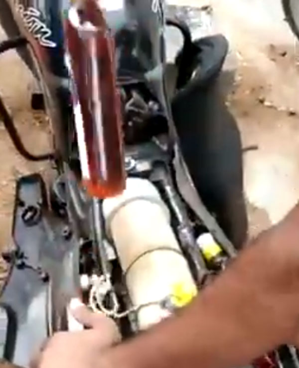 ಬೈಕ್‌ನಡಿ ಅಕ್ರಮ ಮದ್ಯ ಸಾಗಣೆ, ಕೊನೆಗೂ ಸಿಕ್ಕಿಬಿದ್ದ ಖದೀಮರು