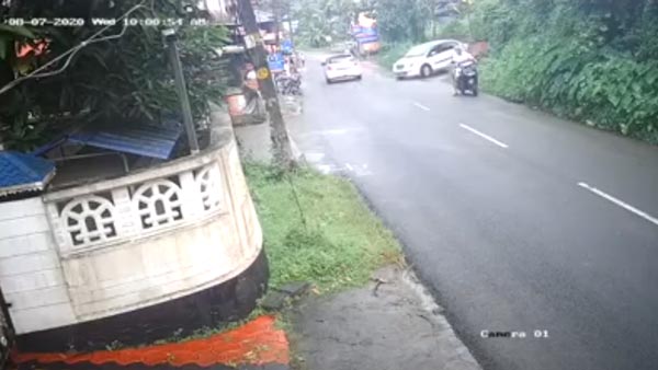 ಅಪಘಾತದಿಂದ ಪಾರಾದರೂ ನೆಲಕ್ಕುರುಳಿದ ಸ್ಕೂಟರ್ ಸವಾರ