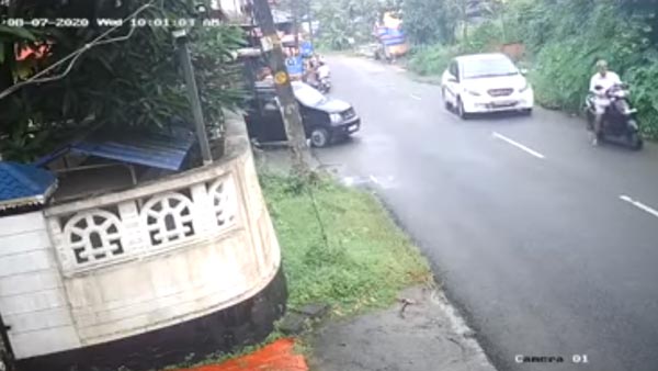 ಅಪಘಾತದಿಂದ ಪಾರಾದರೂ ನೆಲಕ್ಕುರುಳಿದ ಸ್ಕೂಟರ್ ಸವಾರ