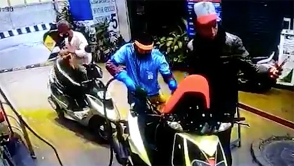 ಪುಕ್ಕಟೆ ಪೆಟ್ರೋಲ್‌ಗಾಗಿ ಈ ಯುವಕ ಮಾಡಿದ ಮಹಾಮೋಸ ಹೇಗಿದೆ ನೋಡಿ...