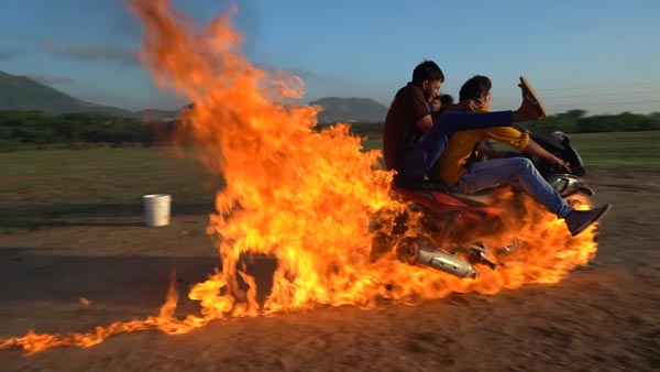 ಯೂಟ್ಯೂಬ್ ಲೈಕ್ ಗಿಟ್ಟಿಸಲು ಹುಚ್ಚು ಸಾಹಸಕ್ಕೆ ಕೈ ಹಾಕಿದ ಯುವಕರು