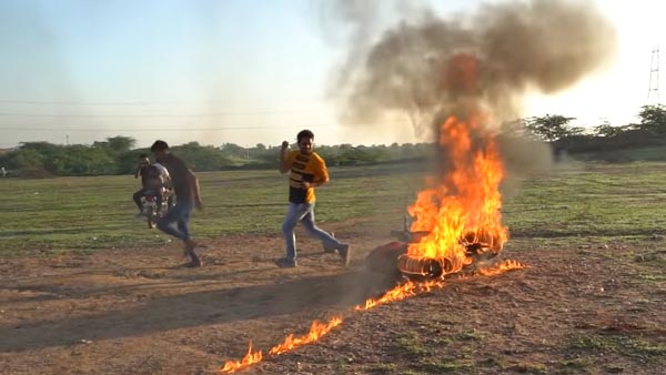 ಯೂಟ್ಯೂಬ್ ಲೈಕ್ ಗಿಟ್ಟಿಸಲು ಹುಚ್ಚು ಸಾಹಸಕ್ಕೆ ಕೈ ಹಾಕಿದ ಯುವಕರು