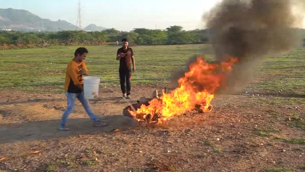 ಯೂಟ್ಯೂಬ್ ಲೈಕ್ ಗಿಟ್ಟಿಸಲು ಹುಚ್ಚು ಸಾಹಸಕ್ಕೆ ಕೈ ಹಾಕಿದ ಯುವಕರು