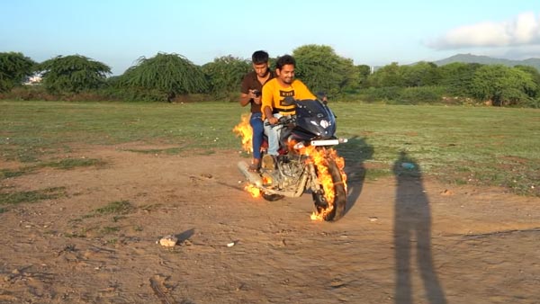 ಯೂಟ್ಯೂಬ್ ಲೈಕ್ ಗಿಟ್ಟಿಸಲು ಹುಚ್ಚು ಸಾಹಸಕ್ಕೆ ಕೈ ಹಾಕಿದ ಯುವಕರು