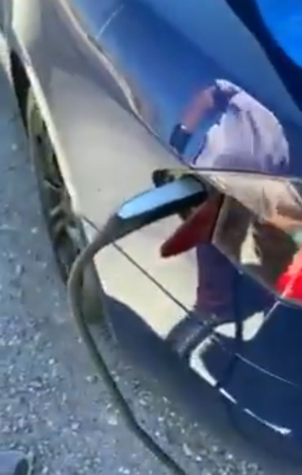 ವಿಶಿಷ್ಟ ಬಗೆಯಲ್ಲಿ ಚಾರ್ಜ್ ಆದ ಟೆಸ್ಲಾ ಎಲೆಕ್ಟ್ರಿಕ್ ಕಾರು, ಮೆಚ್ಚುಗೆ ವ್ಯಕ್ತಪಡಿಸಿದ ಆನಂದ್ ಮಹೀಂದ್ರಾ ವಿಶಿಷ್ಟ ಬಗೆಯಲ್ಲಿ ಚಾರ್ಜ್ ಆದ ಟೆಸ್ಲಾ ಎಲೆಕ್ಟ್ರಿಕ್ ಕಾರು, ಮೆಚ್ಚುಗೆ ವ್ಯಕ್ತಪಡಿಸಿದ ಆನಂದ್ ಮಹೀಂದ್ರಾ