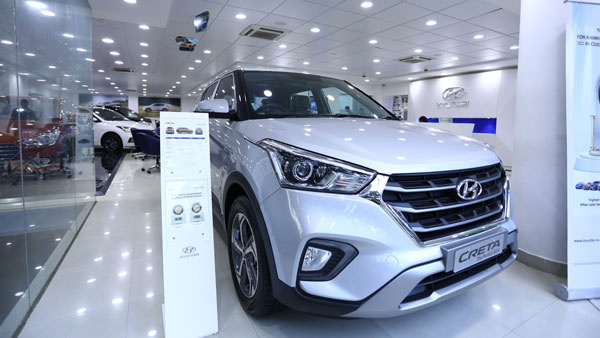 ಬೀದಿ ನಾಯಿಯೇ ಈ ಶೋರೂಂನ ರಿಸೆಪ್ಶನಿಸ್ಟ್