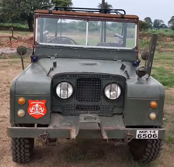 50 ವರ್ಷ ಹಳೆಯ ಎಸ್‌ಯುವಿ ಚಾಲನೆ ಮಾಡಿದ ಬಾಲಕಿ