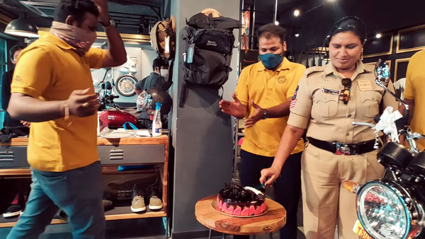 ಮೂರು ರಾಯಲ್ ಎನ್‌ಫೀಲ್ಡ್ ಬೈಕುಗಳ ಒಡತಿ ಈ ಮಹಿಳಾ ಪೊಲೀಸ್ ಅಧಿಕಾರಿ