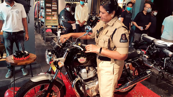 ಮೂರು ರಾಯಲ್ ಎನ್‌ಫೀಲ್ಡ್ ಬೈಕುಗಳ ಒಡತಿ ಈ ಮಹಿಳಾ ಪೊಲೀಸ್ ಅಧಿಕಾರಿ