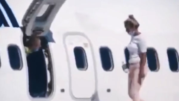 ವಿಮಾನದೊಳಗೆ ಸೆಖೆಯೆಂದು ವಿಮಾನದ ರೆಕ್ಕೆ ಮೇಲೆ ಕುಳಿತ ಮಹಿಳೆ