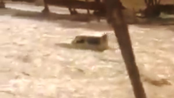 ಅಪಾಯಕಾರಿ ನೀರಿನ ಹರಿವಿನಿಂದ ಹೊರಬಂದ ಮಹೀಂದ್ರಾ ಸ್ಕಾರ್ಪಿಯೋ