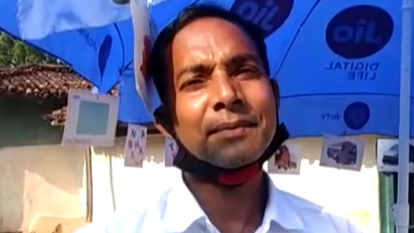 ಬೈಕ್ ಮೂಲಕ ವಿದ್ಯಾರ್ಥಿಗಳ ಮನೆ ಬಾಗಿಲಲ್ಲೇ ಪಾಠ ಮಾಡುತ್ತಿರುವ ಶಿಕ್ಷಕರಿವರು