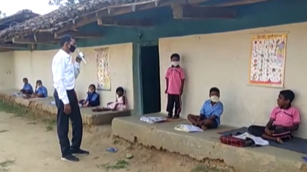 ಬೈಕ್ ಮೂಲಕ ವಿದ್ಯಾರ್ಥಿಗಳ ಮನೆ ಬಾಗಿಲಲ್ಲೇ ಪಾಠ ಮಾಡುತ್ತಿರುವ ಶಿಕ್ಷಕರಿವರು