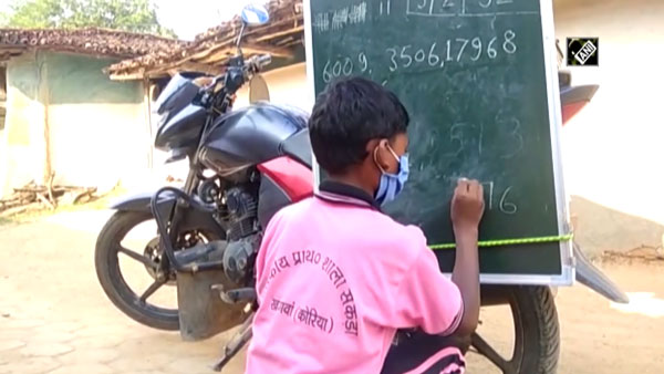 ಬೈಕ್ ಮೂಲಕ ವಿದ್ಯಾರ್ಥಿಗಳ ಮನೆ ಬಾಗಿಲಲ್ಲೇ ಪಾಠ ಮಾಡುತ್ತಿರುವ ಶಿಕ್ಷಕರಿವರು