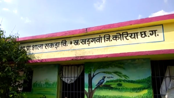 ಬೈಕ್ ಮೂಲಕ ವಿದ್ಯಾರ್ಥಿಗಳ ಮನೆ ಬಾಗಿಲಲ್ಲೇ ಪಾಠ ಮಾಡುತ್ತಿರುವ ಶಿಕ್ಷಕರಿವರು