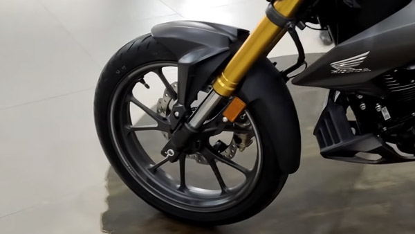 ಡೀಲರ್ ಬಳಿ ಕಾಣಿಸಿಕೊಂಡ ಹೋಂಡಾ ಹಾರ್ನೆಟ್ 2.0 ಬೈಕ್