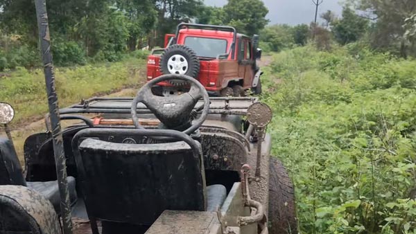 ಮಹೀಂದ್ರಾ ಮೇಜರ್ ಕಾರನ್ನು ಕೆಸರಿನಿಂದ ಹೊರಗೆಳೆದ ಆರು ಚಕ್ರಗಳ ಮಹೀಂದ್ರಾ ಬೊಲೆರೊ
