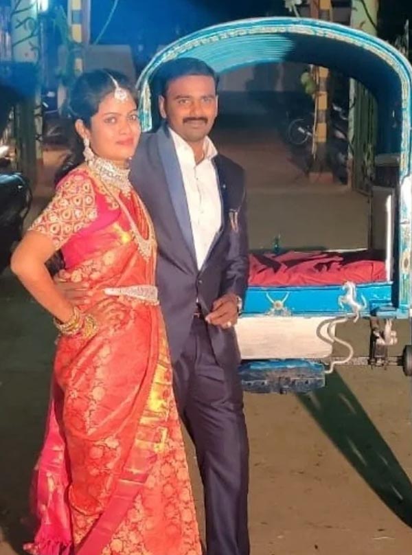 ಮದುವೆ ಮೆರವಣಿಗೆಗೆ ಎತ್ತಿನ ಗಾಡಿ ಬಳಸಿದ ನವ ದಂಪತಿ
