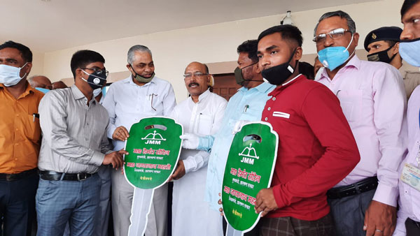 ಅಗ್ರಸ್ಥಾನ ಪಡೆದ ವಿದ್ಯಾರ್ಥಿಗಳಿಗೆ ಆಲ್ಟೊ ಕಾರುಗಳನ್ನು ಉಡುಗೊರೆಯಾಗಿ ನೀಡಿದ ಶಿಕ್ಷಣ ಸಚಿವರು