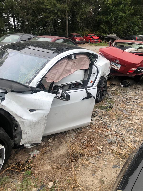 ಪತಿಯನ್ನು ರಕ್ಷಿಸಿದ ಕಾರು ತಯಾರಕ ಕಂಪನಿಗೆ ಧನ್ಯವಾದ ಸಲ್ಲಿಸಿದ ಮಹಿಳೆ