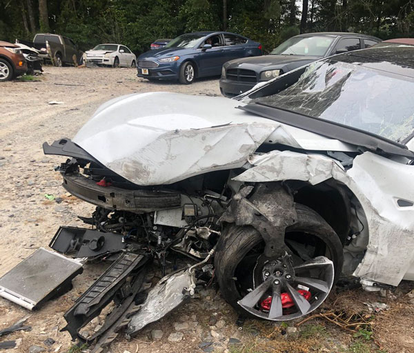 ಪತಿಯನ್ನು ರಕ್ಷಿಸಿದ ಕಾರು ತಯಾರಕ ಕಂಪನಿಗೆ ಧನ್ಯವಾದ ಸಲ್ಲಿಸಿದ ಮಹಿಳೆ