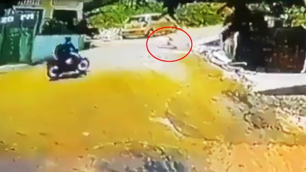 ಕಂದಕಕ್ಕಿಳಿಯುತ್ತಿದ್ದ ಕಂದನನ್ನು ರಕ್ಷಿಸಿದ ಬೈಕ್ ಸವಾರ