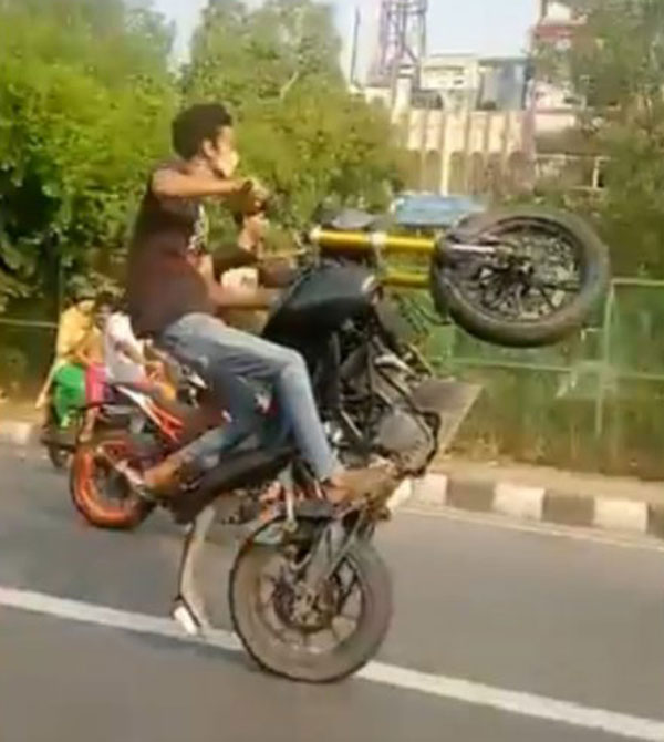 ಲೈಕ್ ಗಿಟ್ಟಿಸಲು ಹೋಗಿ ಲಾಕ್ ಆದ ಯುವಕರು