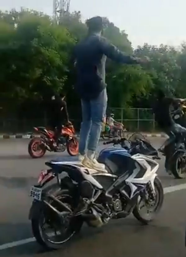 ಲೈಕ್ ಗಿಟ್ಟಿಸಲು ಹೋಗಿ ಲಾಕ್ ಆದ ಯುವಕರು