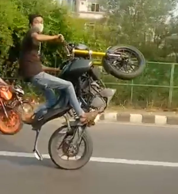 ಲೈಕ್ ಗಿಟ್ಟಿಸಲು ಹೋಗಿ ಲಾಕ್ ಆದ ಯುವಕರು