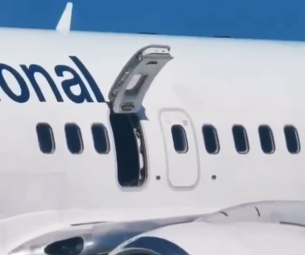 ವಿಮಾನದೊಳಗೆ ಸೆಖೆಯೆಂದು ವಿಮಾನದ ರೆಕ್ಕೆ ಮೇಲೆ ಕುಳಿತ ಮಹಿಳೆ