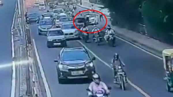 ಮರುಕಳಿಸಿದ ಸಂಚಾರಿ ಪೊಲೀಸ್ - ಕಾರು ಚಾಲಕರ ಬಾನೆಟ್ ಪ್ರಹಸನ