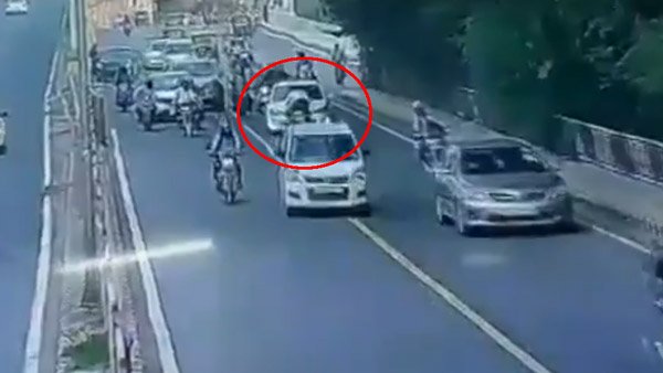 ಮರುಕಳಿಸಿದ ಸಂಚಾರಿ ಪೊಲೀಸ್ - ಕಾರು ಚಾಲಕರ ಬಾನೆಟ್ ಪ್ರಹಸನ