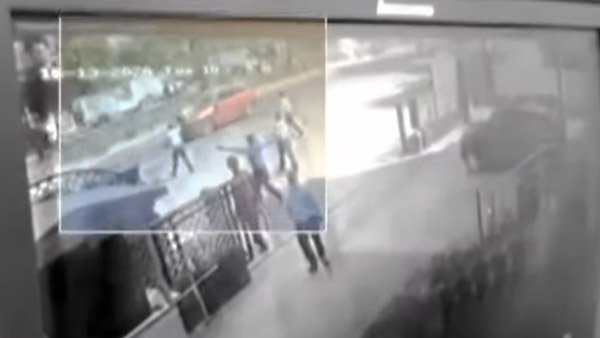 ಮರುಕಳಿಸಿದ ಸಂಚಾರಿ ಪೊಲೀಸ್ - ಕಾರು ಚಾಲಕರ ಬಾನೆಟ್ ಪ್ರಹಸನ