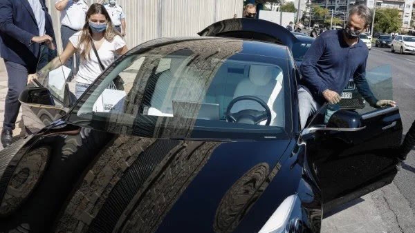 ಟೆಸ್ಲಾ ಮಾಡೆಲ್ 3 ಎಲೆಕ್ಟ್ರಿಕ್ ಕಾರು ಚಾಲನೆ ಮಾಡಿದ ಗ್ರೀಸ್ ಪ್ರಧಾನಿ