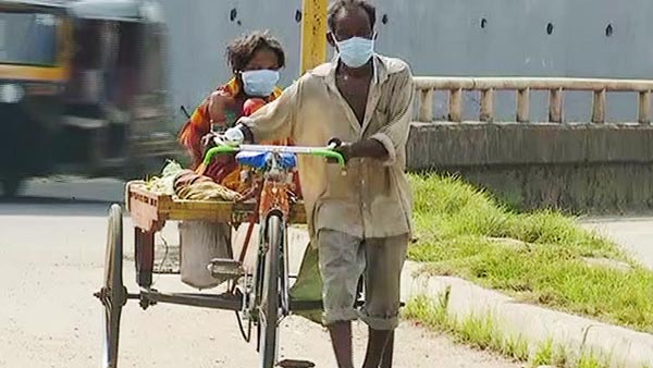 ಬಾಡಿಗೆ ಸೈಕಲ್ ರಿಕ್ಷಾನೇ ಈ ದಂಪತಿಗಳ ಪಾಲಿನ ಆಂಬ್ಯುಲೆನ್ಸ್