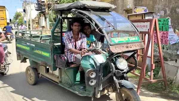 ಎಲೆಕ್ಟ್ರಿಕ್ ವಾಹನ ಚಾಲನೆ ಮಾಡಿ ಕಸ ಸಂಗ್ರಹಿಸಿದ ಅಪ್ರಾಪ್ತ ಬಾಲಕ