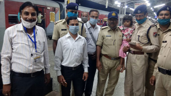 ಮೂರು ವರ್ಷದ ಮಗುವಿಗಾಗಿ ಮೊದಲ ಬಾರಿಗೆ ಇತಿಹಾಸ ಸೃಷ್ಟಿಸಿದ ರೈಲ್ವೆ ಪೊಲೀಸರು