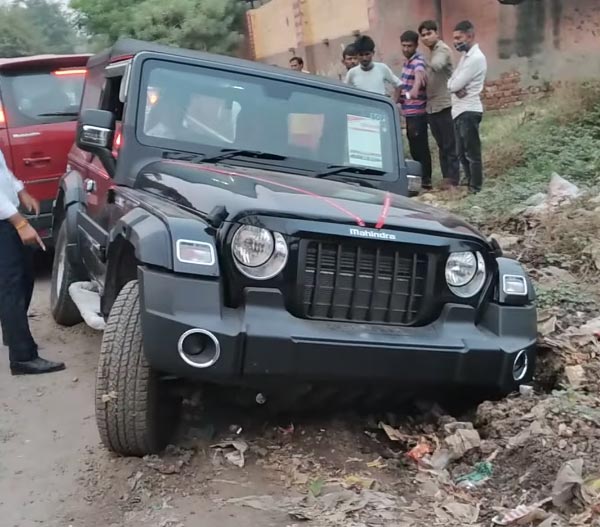 ಯು ಟರ್ನ್ ವೇಳೆ ಯಡವಟ್ಟು- ಕಸದ ಗುಂಡಿಯಲ್ಲಿ ಸಿಲುಕಿಕೊಂಡ ಹೊಸ ಥಾರ್ ಕಾರು!