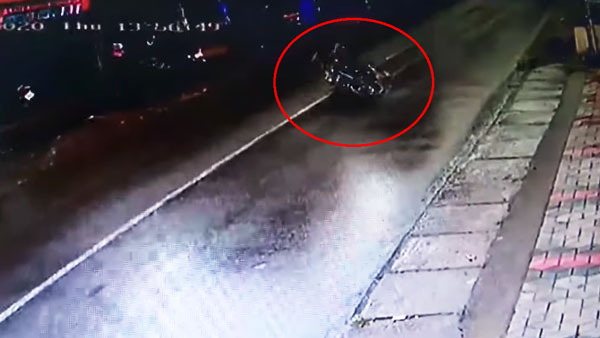 ಬಸ್ ಚಾಲಕನ ಸಮಯ ಪ್ರಜ್ಞೆಯಿಂದ ಪ್ರಾಣ ಉಳಿಸಿಕೊಂಡ ಬೈಕ್ ಸವಾರ