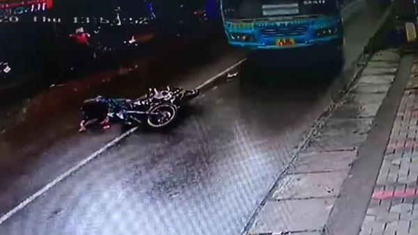 ಬಸ್ ಚಾಲಕನ ಸಮಯ ಪ್ರಜ್ಞೆಯಿಂದ ಪ್ರಾಣ ಉಳಿಸಿಕೊಂಡ ಬೈಕ್ ಸವಾರ