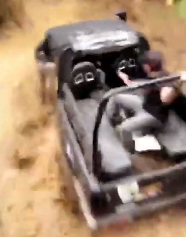 ಆಫ್ ರೋಡ್ ಸ್ಪೋರ್ಟಿಂಗ್ ವೇಳೆ ಹಿಂದೆ ಕುಳಿತಿದ್ದವನನ್ನು ಹೊರಕ್ಕೆಸೆದ ಮಾರುತಿ ಜಿಪ್ಸಿ