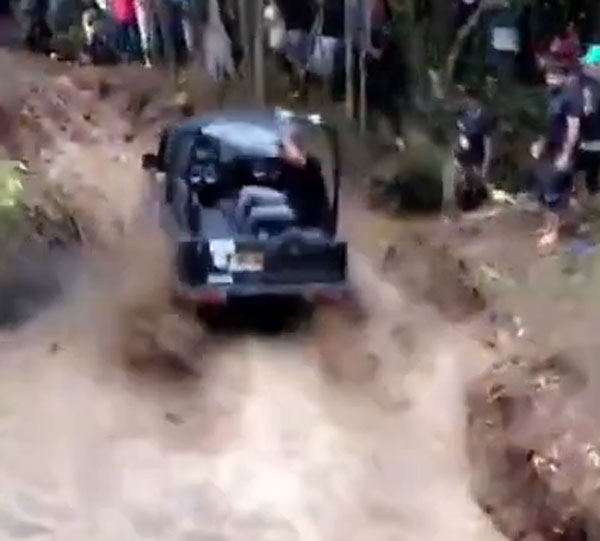 ಆಫ್ ರೋಡ್ ಸ್ಪೋರ್ಟಿಂಗ್ ವೇಳೆ ಹಿಂದೆ ಕುಳಿತಿದ್ದವನನ್ನು ಹೊರಕ್ಕೆಸೆದ ಮಾರುತಿ ಜಿಪ್ಸಿ