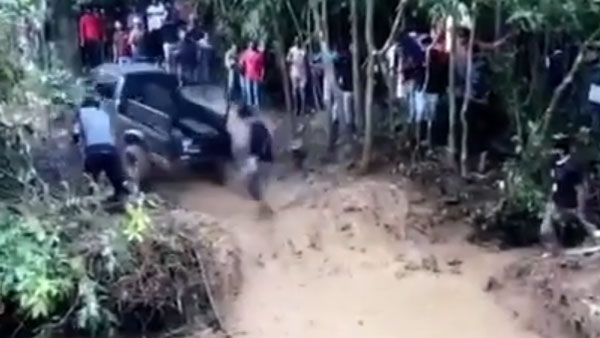 ಆಫ್ ರೋಡ್ ಸ್ಪೋರ್ಟಿಂಗ್ ವೇಳೆ ಹಿಂದೆ ಕುಳಿತಿದ್ದವನನ್ನು ಹೊರಕ್ಕೆಸೆದ ಮಾರುತಿ ಜಿಪ್ಸಿ