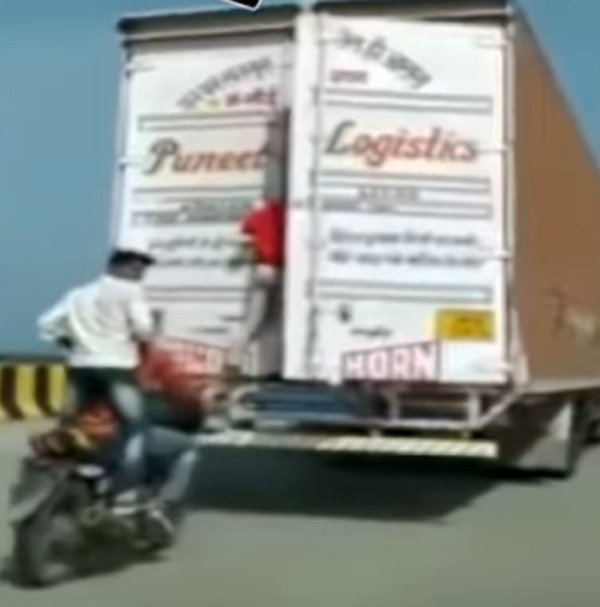 ಸಿನಿಮೀಯ ರೀತಿಯಲ್ಲಿ ಕಂಟೇನರ್ ಟ್ರಕ್ ದೋಚಿದ ಬೈಕ್ ಸವಾರರು