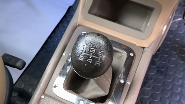 ವಿವಿಧ ಕಾರುಗಳ ಬಿಡಿಭಾಗಗಳೊಂದಿಗೆ ಮಾಡಿಫೈಗೊಂಡ ಅಂಬಾಸಿಡರ್ ಕಾರು