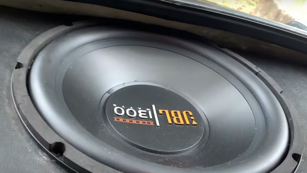 ವಿವಿಧ ಕಾರುಗಳ ಬಿಡಿಭಾಗಗಳೊಂದಿಗೆ ಮಾಡಿಫೈಗೊಂಡ ಅಂಬಾಸಿಡರ್ ಕಾರು